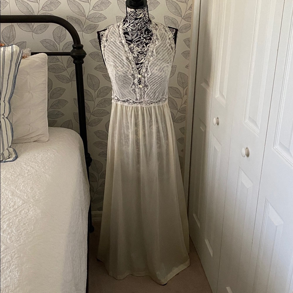 Vintage Henson Kickernick bridal wedding nightgown